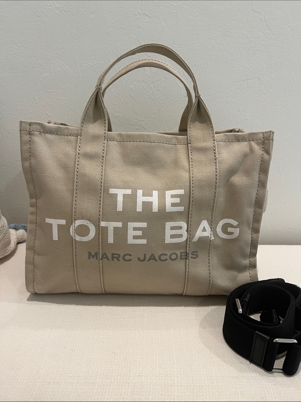 Marc Jacobs The Tote Bag Beige with Black Strap-Zipper Enclosure-Medium-Travel - Picture 3 of 12